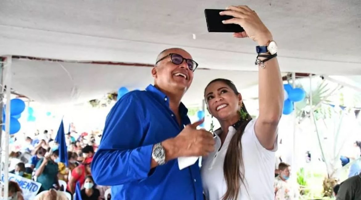 Oscar Barreto y Adriana Magali Matiz se toman una selfie en un evento masivo.