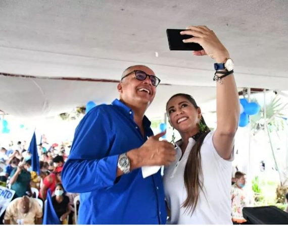 Oscar Barreto y Adriana Magali Matiz se toman una selfie en un evento masivo.